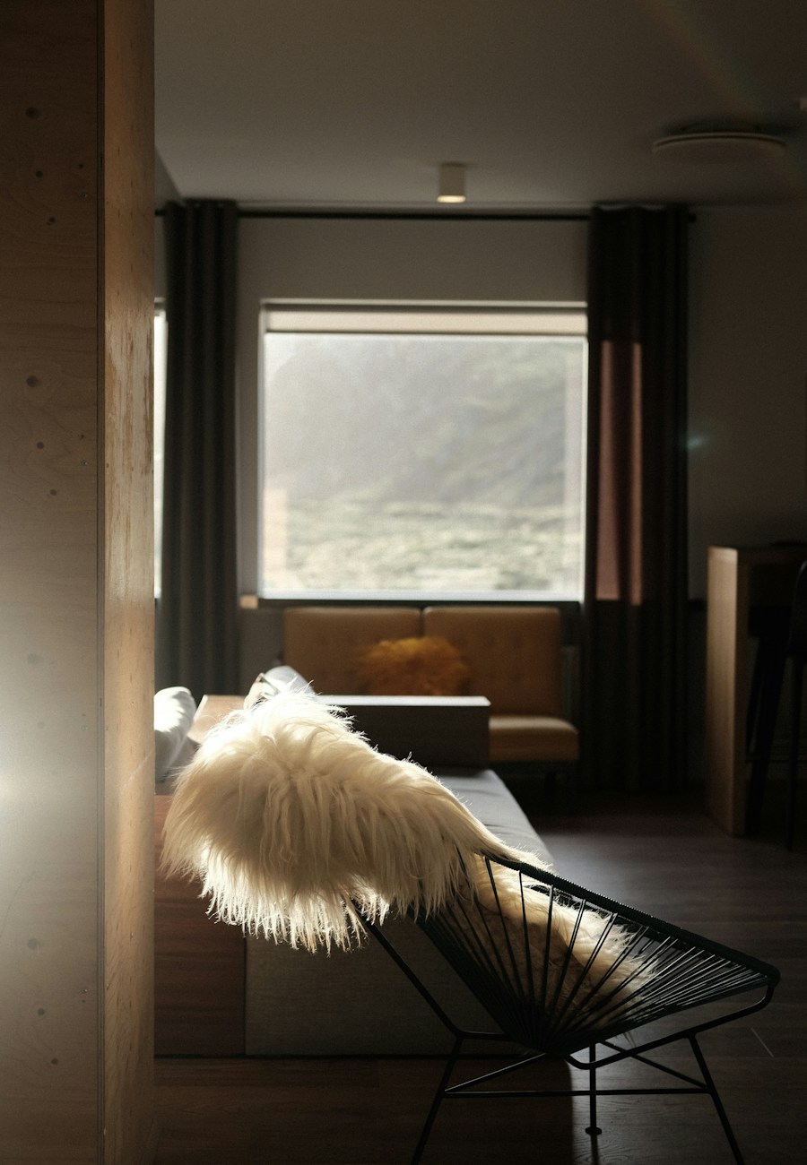 Interno architettonico con luce naturale